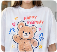 เสื้อยืดสีขาวสกรีนลายหมีตุ๊กตาและข้อความ Happy Everyday